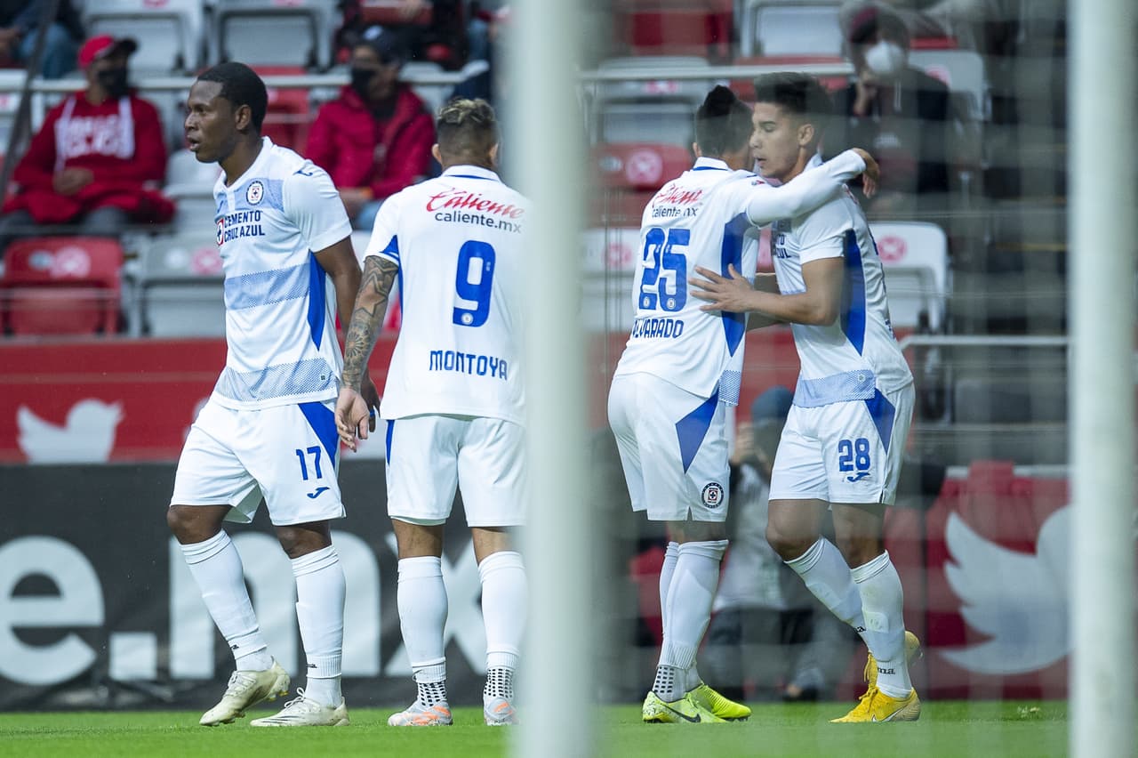 Con dos goles desde el manchón penal, Toluca vence 2-1 a Cruz Azul en el infierno y rompen la racha de la máquina de 19 partidos sin ver la derrota.