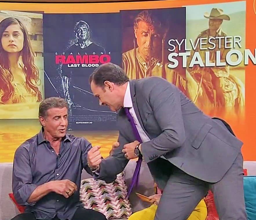 Alan Tacher aprovechó la entrevista para pedirle la receta para mantenerse con un cuerpo de atleta a sus 73 años de edad. Sylvester le pidió que se acercara para mostrarle que él también estaba fuerte.