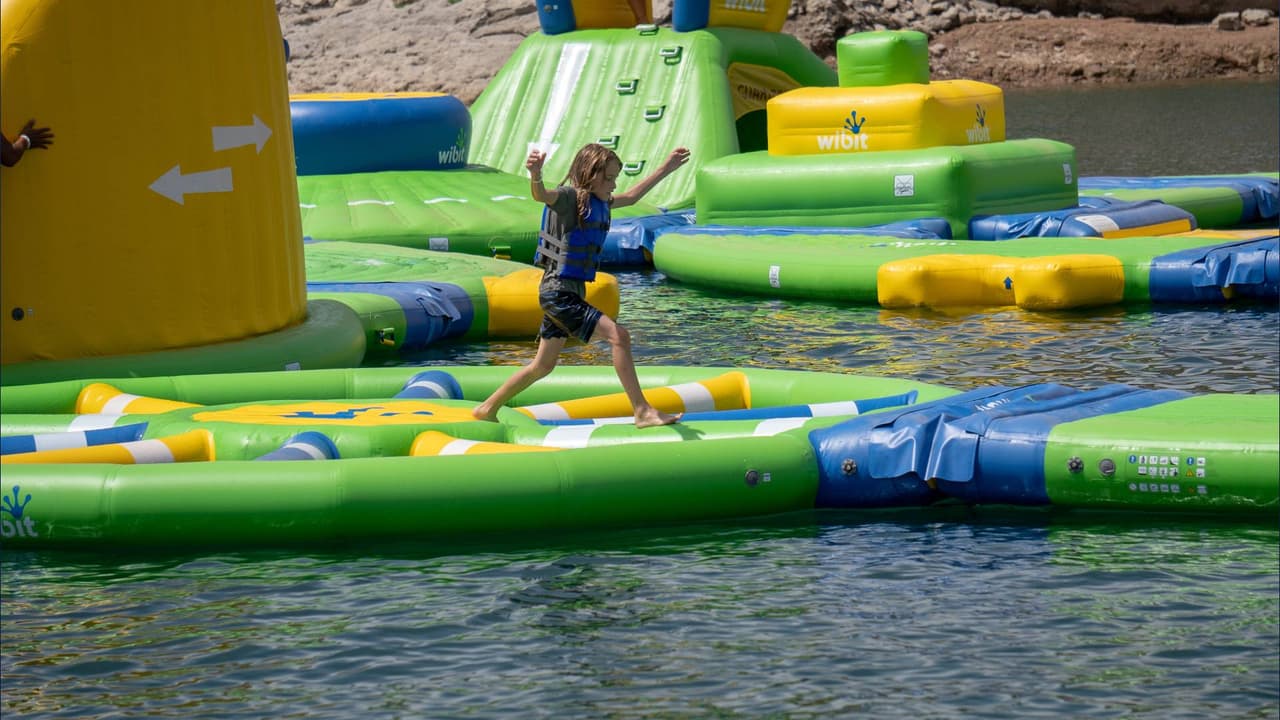 ¿Dónde está la pista de obstáculos?
<b> </b>Se encuentre en 
<b><a href="https://goo.gl/maps/vRrs77qJ6adCphuo8" target="_blank">Scorpion Bay Marina está ubicado dentro del Parque Regional Lake Pleasant</a></b>, que 
<i>requiere una entrada de $ 7 por automóvil para ingresar al parque.</i>