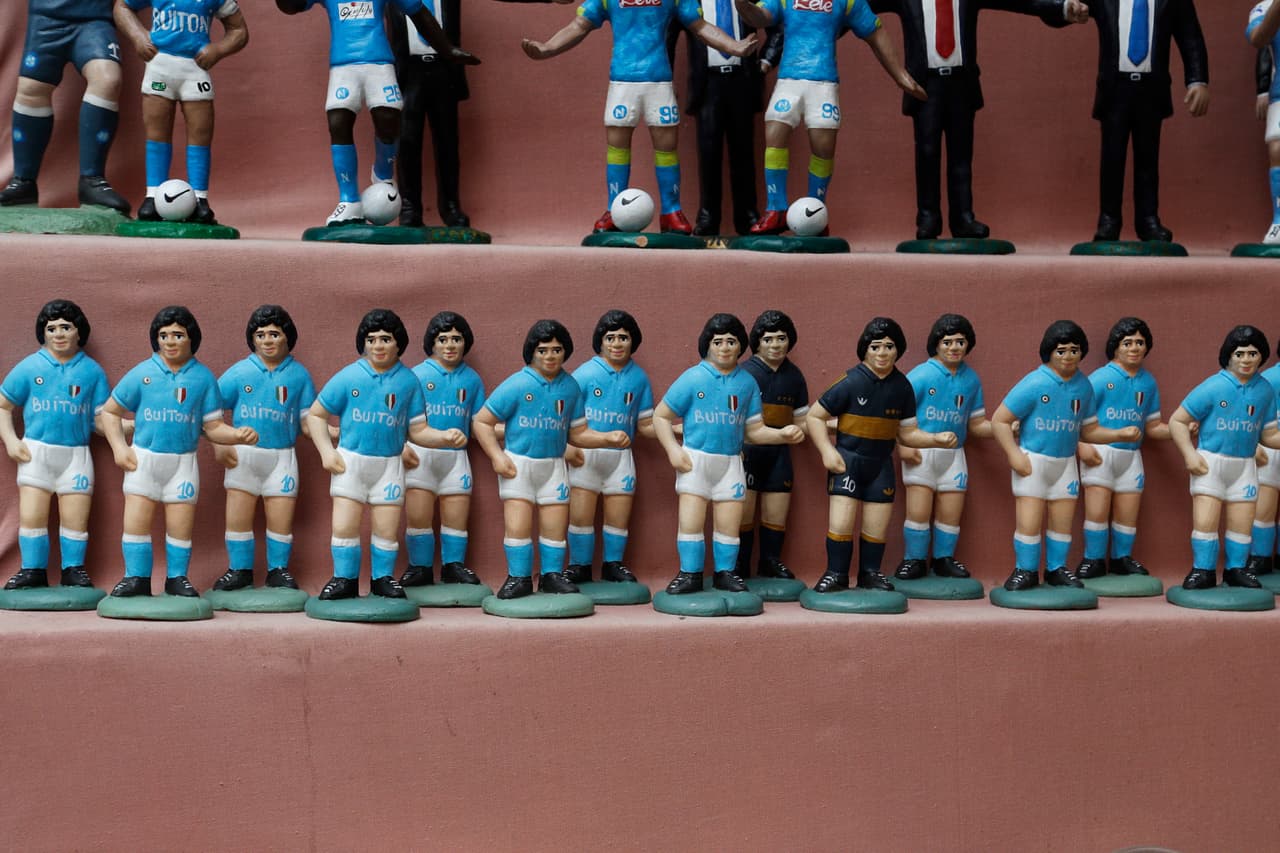 Así fue como el Napoli tuvo la era más gloriosa en la historia de su club, cuando el ‘pelusa’ decidió marcharse al Sevilla.