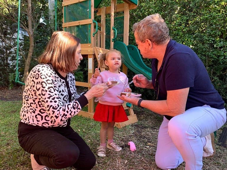 Mientras la presentadora de noticias está en el estudio de la Edición Digital de Noticias Univision o en Despierta América, sus papás cuidan y llenan de amor a su hija.