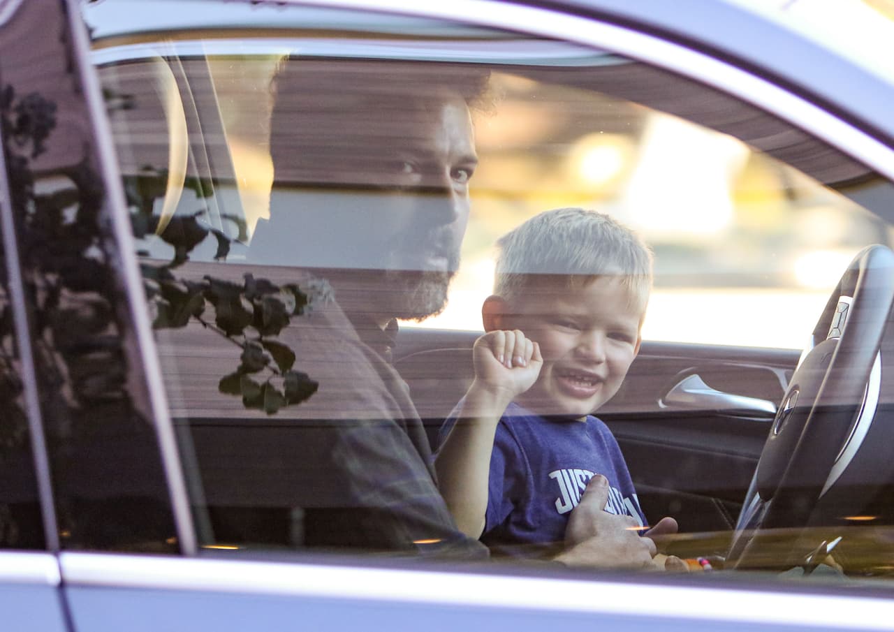 El pequeño estaba feliz de jugar a conducir,