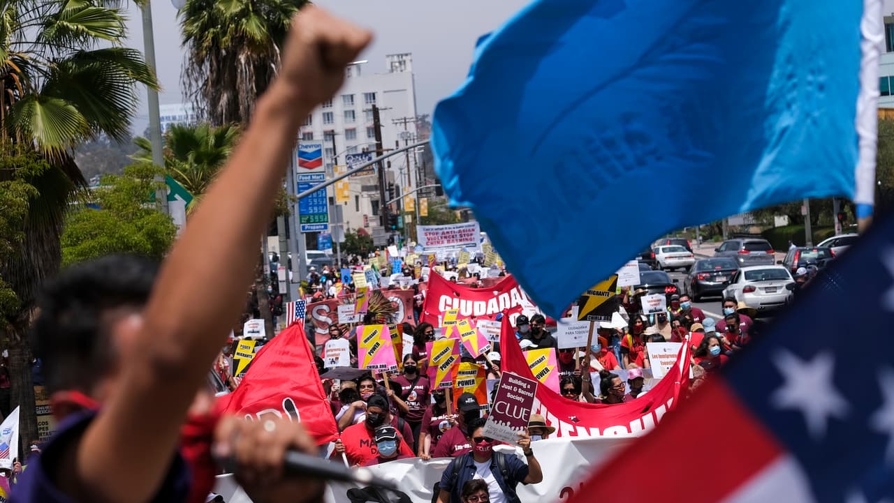 Al menos 90 organizaciones, entre ellas sindicatos, grupos religiosos y comunitarios, participaron en la movilización para denunciar las
<b>políticas migratorias de la administración Trump </b>y su impacto social.