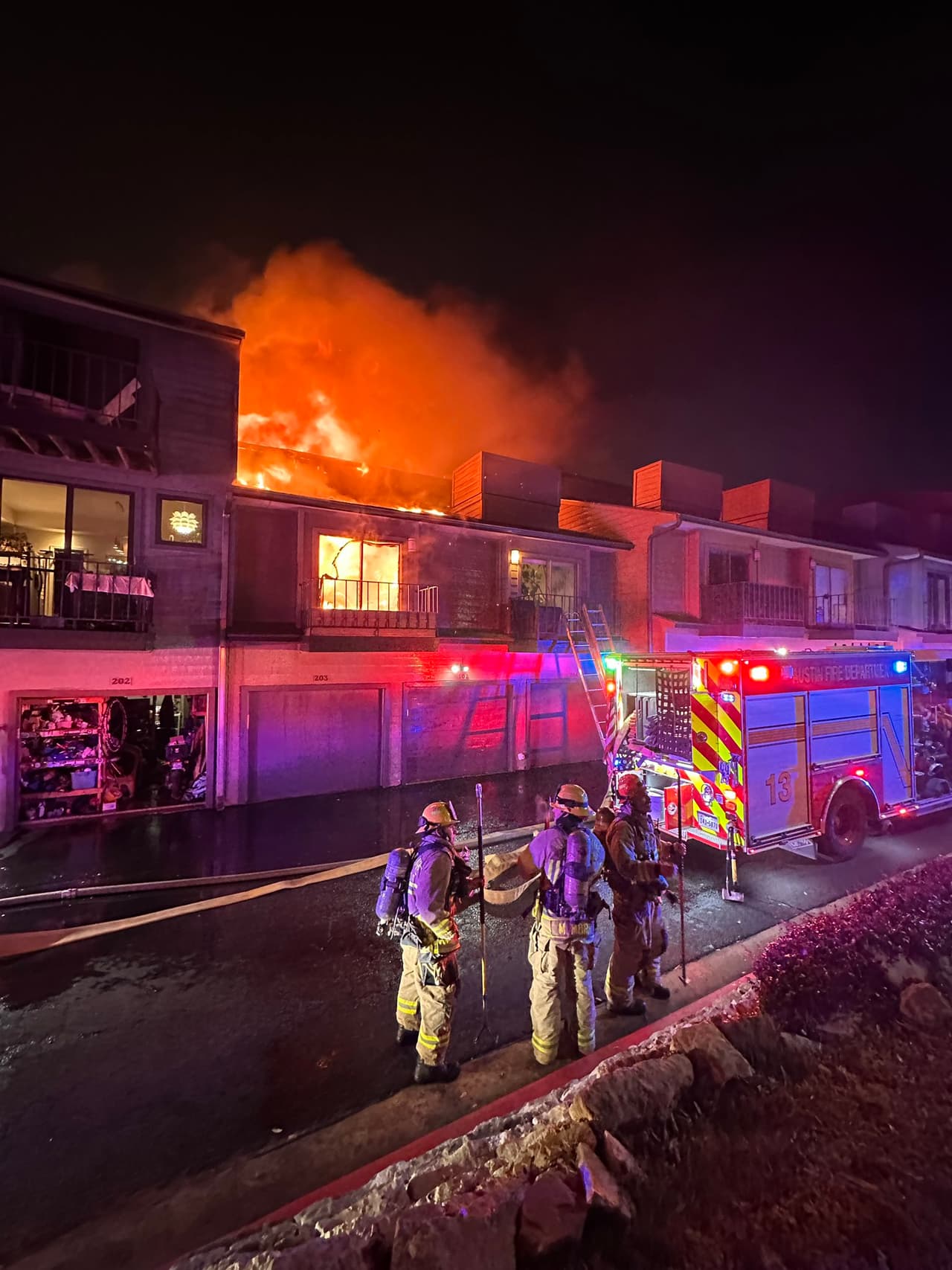 El fuego consumió al menos 6 departamentos de los 15 que tiene el condominio.