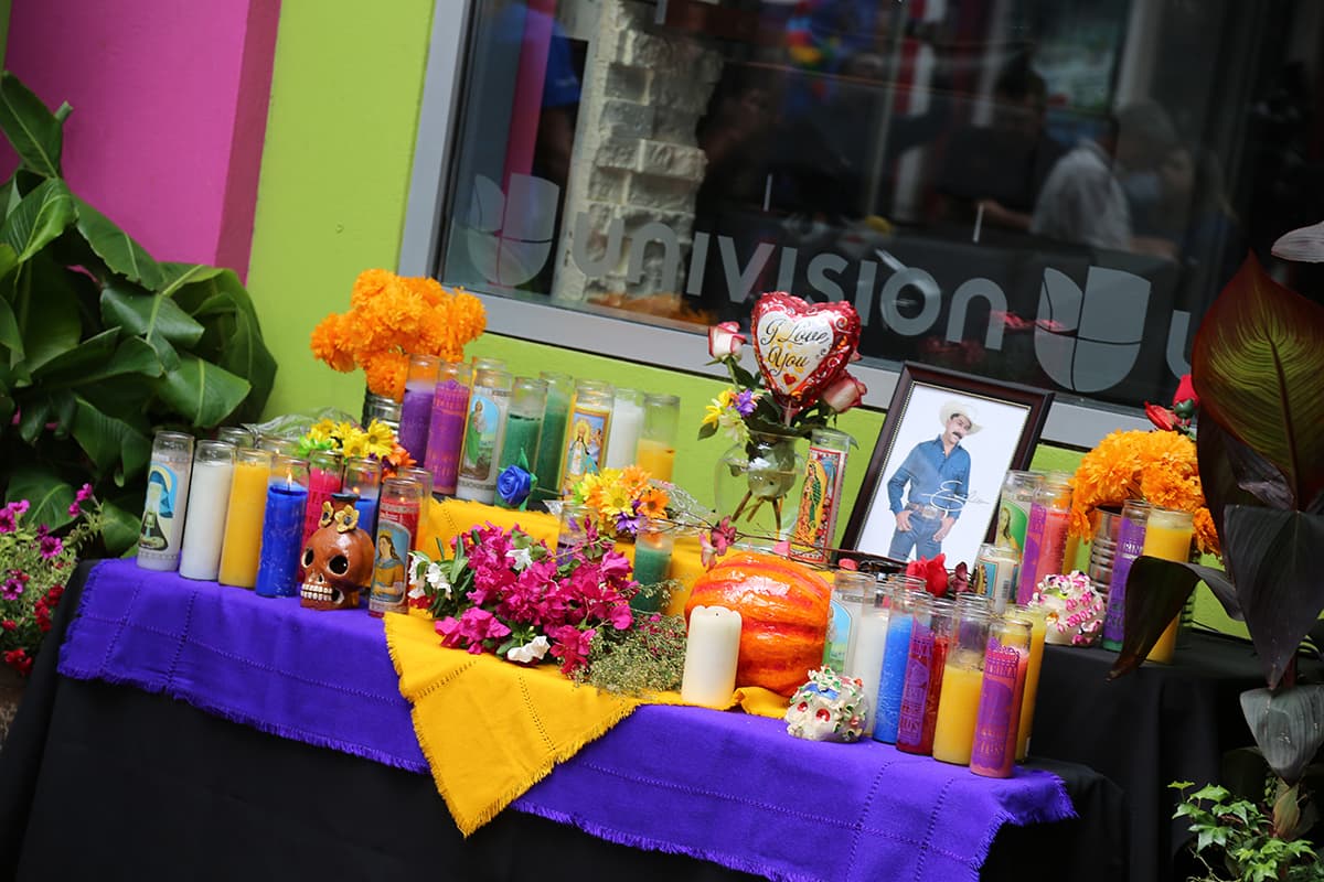 Globos, flores y veladoras fueron dejados a la estrella tejana.