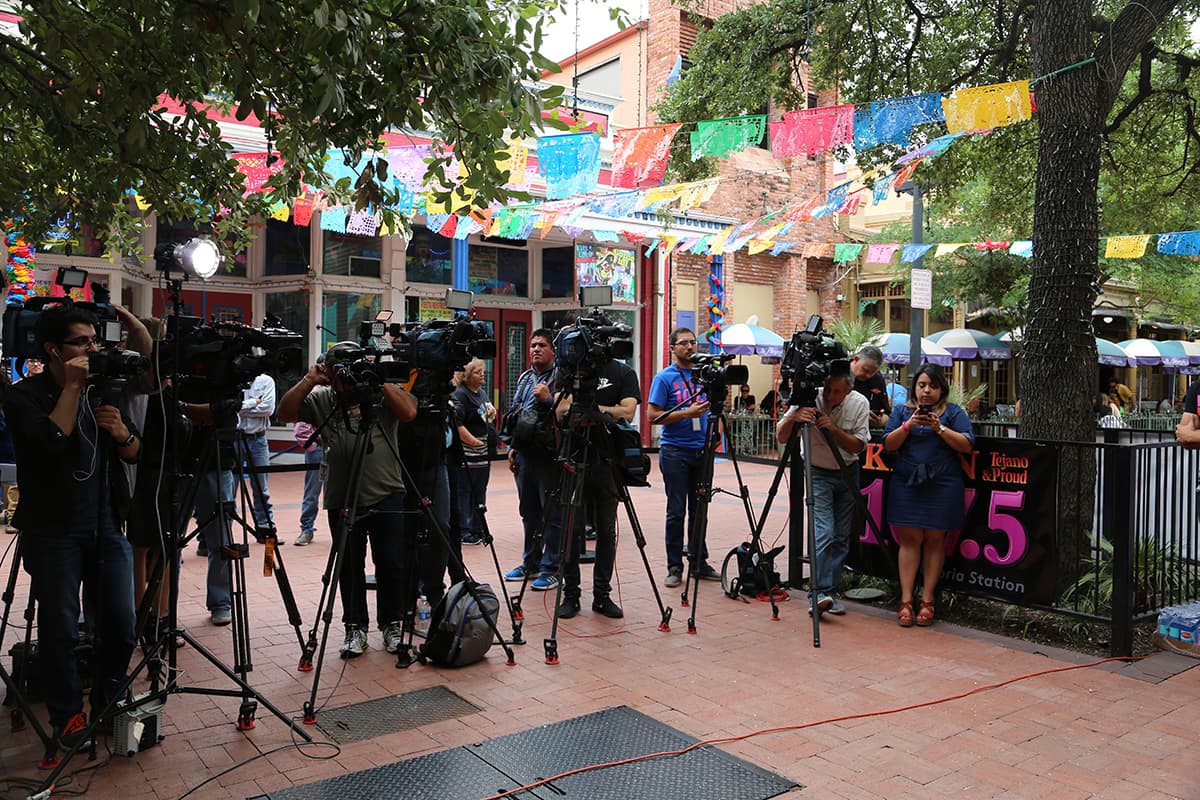 La prensa, en inglés y español, estaba presente en Market Square.
