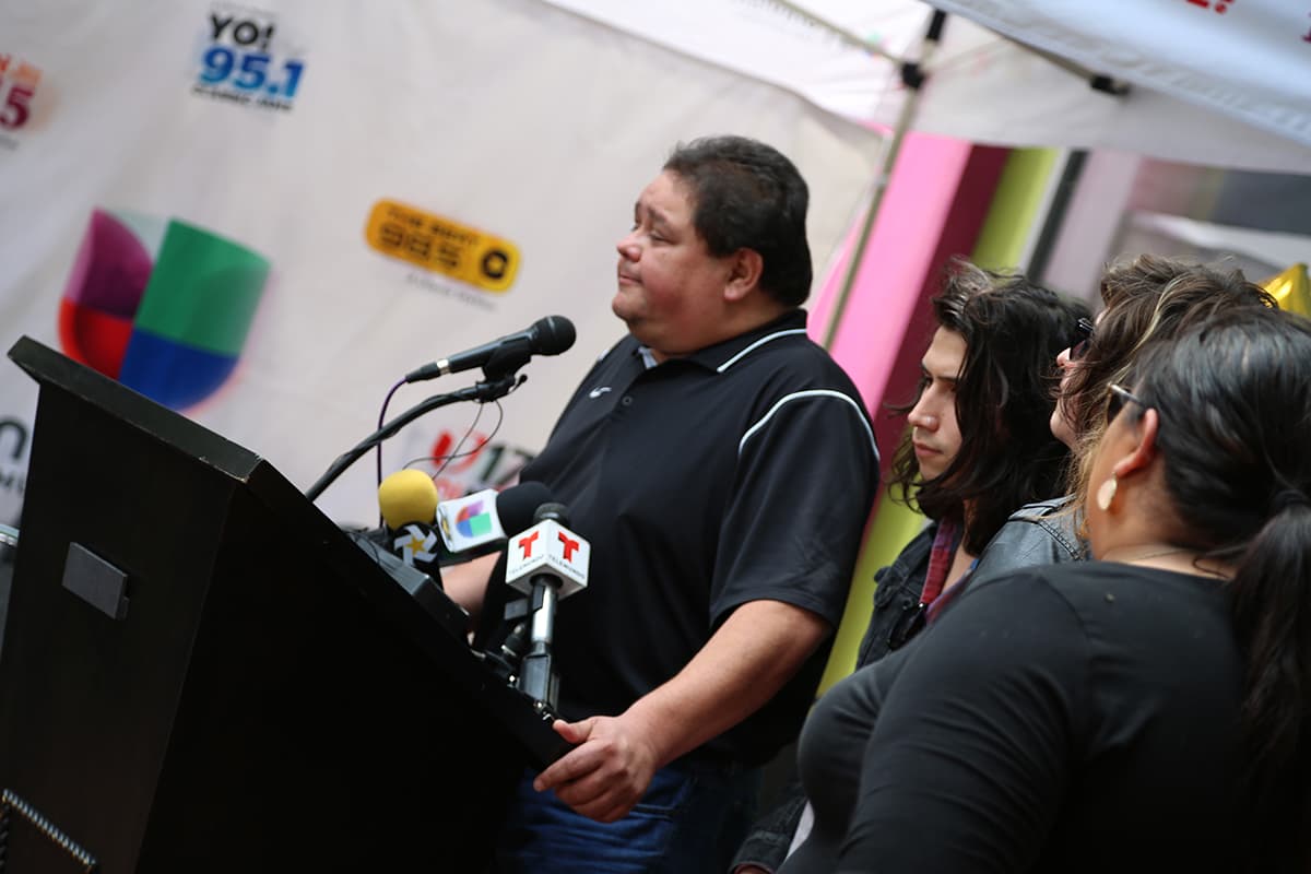 Raulito Navaira, hermano del cantante, fue quien inició la conferencia de prensa.