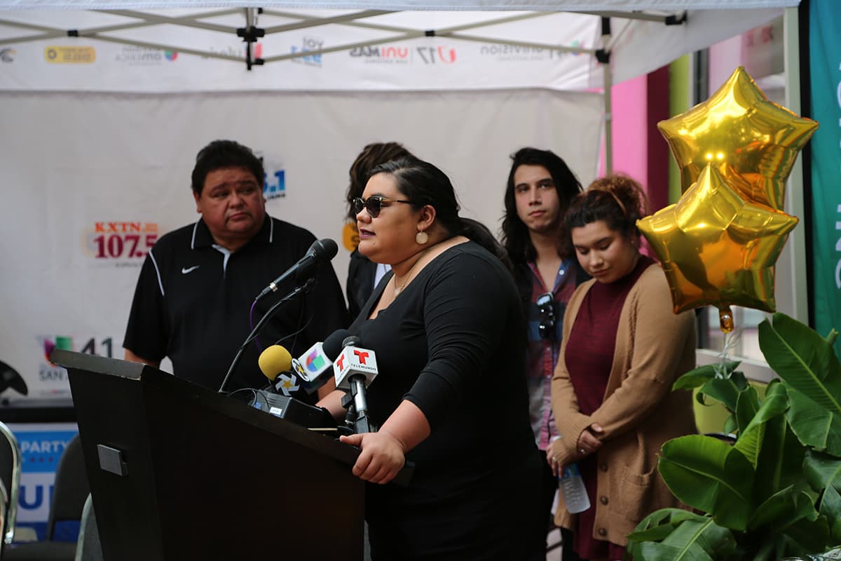 Emilio Navaira será velado este domingo en el Freeman Coliseum para después ofrecerse una misa funeraria el lunes en la Catedral de San Fernando.