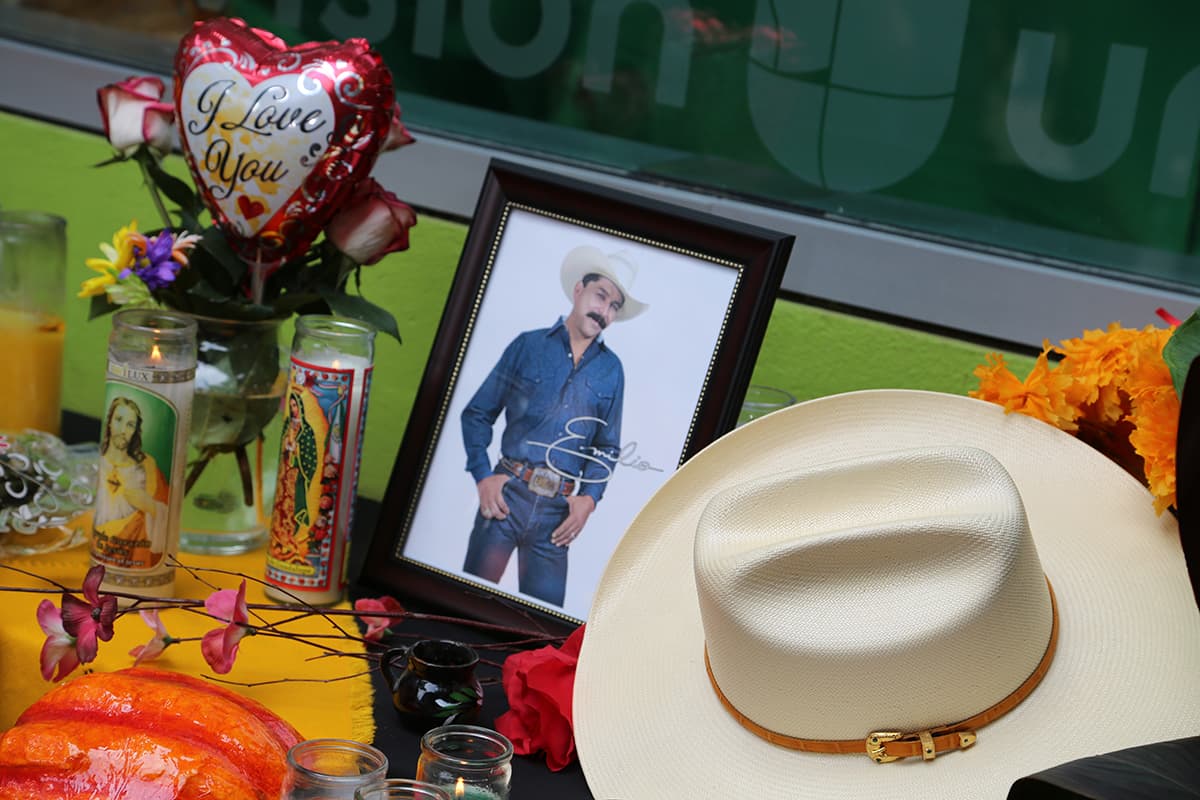 En el lugar donde se llevó a cabo la conferencia de prensa para dar detalles sobre la muerte del cantante había un altar para el Rey del Rodeo.