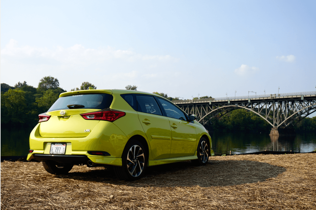 Todo el drama visual del Scion iM está concentrado en su llamativa parte trasera