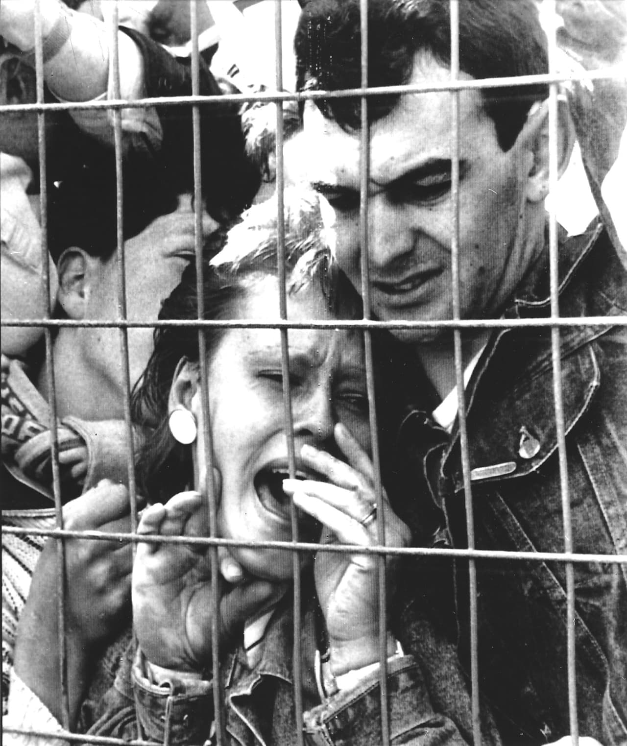 <b>El desastre de Hillsborough: 15 de abril de 1989.</b> El hacinamiento en la grada central del estadio Hillsborough en Sheffield, Reino Unido, provocó la muerte 96 personas aplastadas y 766 resultaron heridas. La policía no pudo controlar el número de personas que ingresaron al área especial para espectadores de pie en un importante partido de fútbol, y se llenó peligrosamente. La gente en la parte de atrás no se se dio cuenta que los del frente se aplastaban a medida que más y más fanáticos entraban. La policía y los demás espectadores tampoco se habían enterado de lo que estaba sucediendo hasta que un gol provocó que los fanáticos se impulsaran violentamente hacia adelante, rompiendo una barrera y derramando personas heridas en el campo. Es el desastre deportivo más mortífero de Reino Unido en su historia.