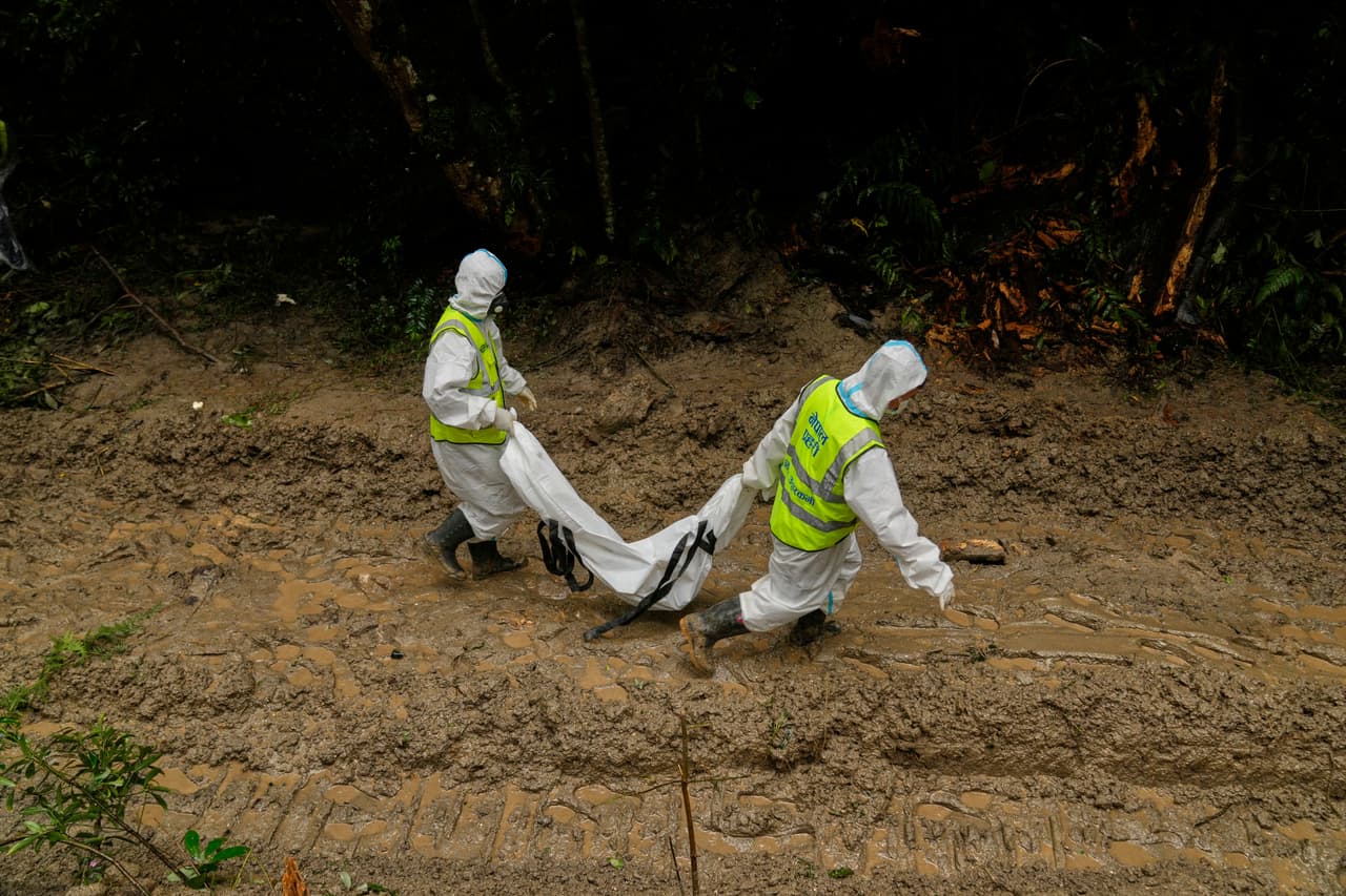 Los equipos de rescate se enfrentaron a condiciones difíciles mientras buscaban en terrenos inestables y entre montones de escombros, lo que aumenta el temor a que el número de víctimas mortales aumente a medida que los rescatistas lleguen a las comunidades aisladas.