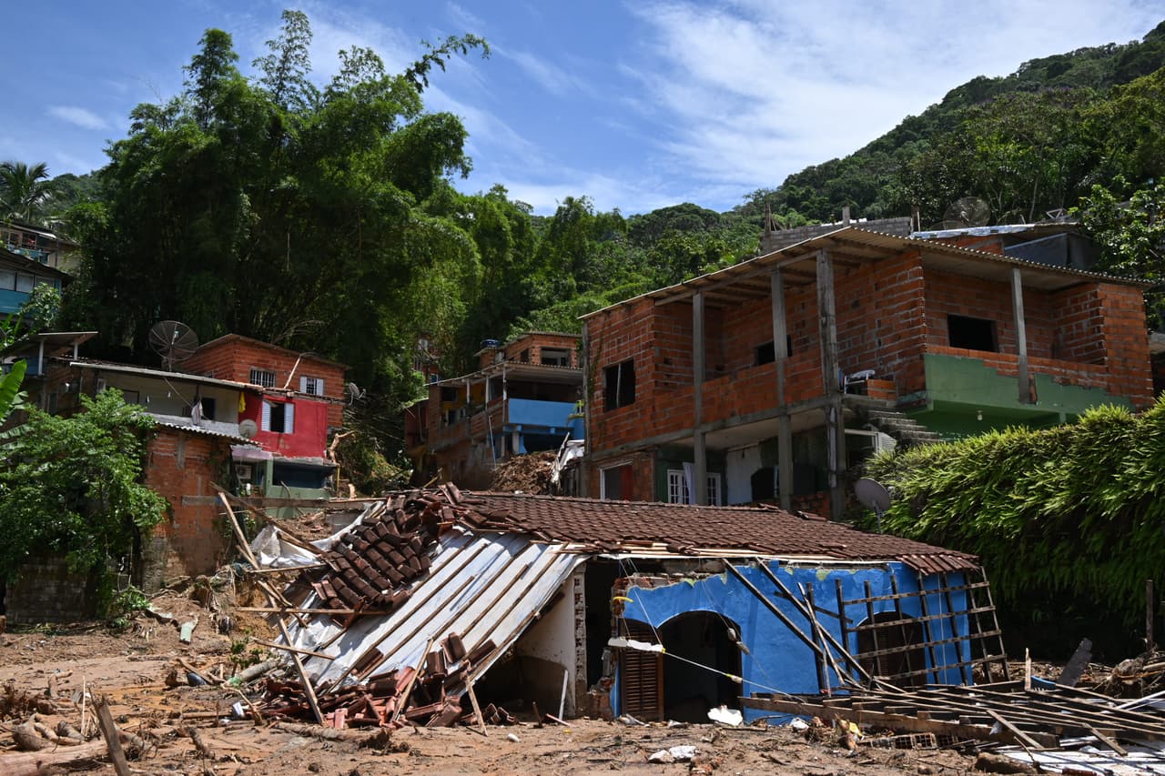 La ministra de Medio Ambiente de Brasil, Marina Silva, visitó el lugar este miércoles. Uno de los residentes, Reuri Nascimento, de 33 años, le dijo que había sacado 22 cadáveres con su cuatrimoto y se quejó de la falta de respuesta de las autoridades. "¿Por qué no está aquí la policía ayudándonos? Hay gente traficando con comida, no sabemos a dónde se está yendo la ayuda", dijo, de acuerdo con la agencia AP.