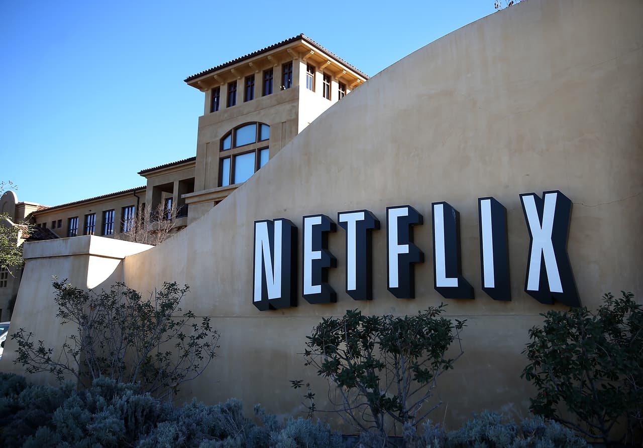 <b>Netflix (entretenimiento). </b>Puesto 11.
<br>
<b>Cantidad de empleados en EEUU</b>: 5,700.
<br>
<b>Principales sedes en EEUU: </b>Los Ángeles, San Francisco y Nueva York.
<br>
<b>Habilidades más demandadas: </b>publicidad, marketing en redes sociales y marketing digital.
<br>
<b>Puestos de trabajo con más nuevas contrataciones: </b>medios, comunicación, ingeniería y operaciones.
