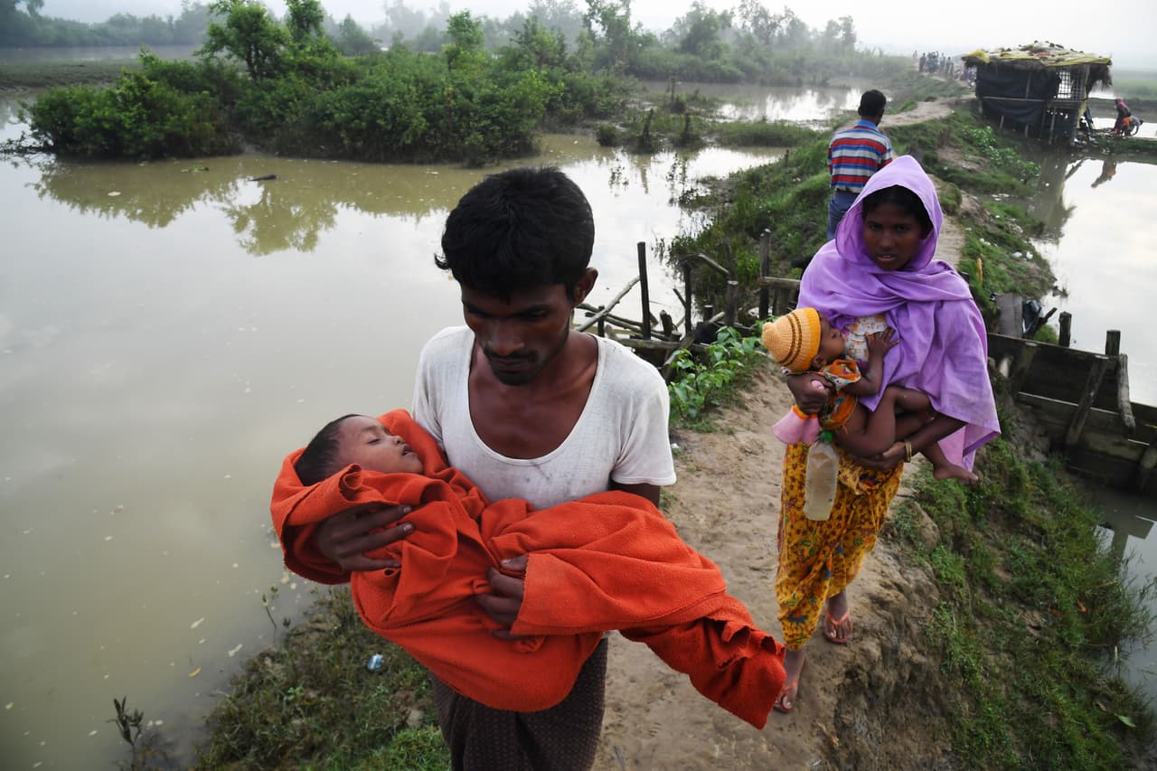 Autoridades de Bangladesh y Myanmar se han comprometido a garantizar el retorno voluntario de los rohingya a sus hogares, quienes deberán tener sus documentos de identificación para poder regresar. Muchos huyeron solo con sus hijos en brazos, como en la fotografía tomada el 2 de noviembre de 2017.