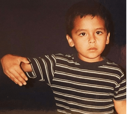 Nació en Sonora, México, canta regional mexicano y la fama le llegó apenas hace dos años con 
<b><a href="https://www.univision.com/shows/el-gordo-y-la-flaca/ex-de-christian-nodal-revela-si-adios-amor-fue-dedicado-a-ella-quien-tambien-es-cantante-video">su primer sencillo ‘Adiós amor’</a></b>. Hoy está nominado en dos categorías de Premio Lo Nuestro.