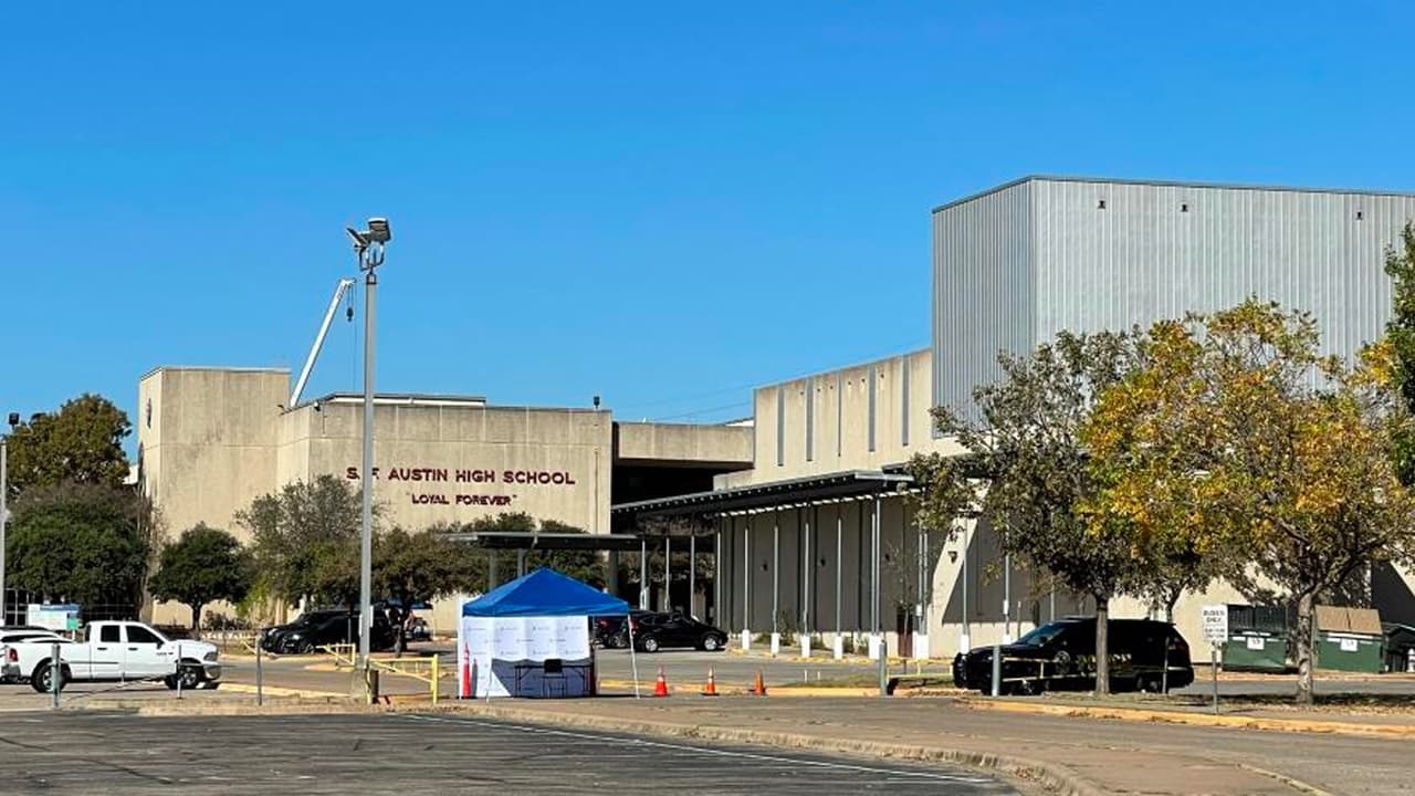 Durante el fin de semana pasado, el distrito escolar de Austin detuvo las clases en persona para la preparatoria Austin High School debido a un aumento de casos. Esta escuela es la primera que el distrito ha tenido que cerrar. 
<br>