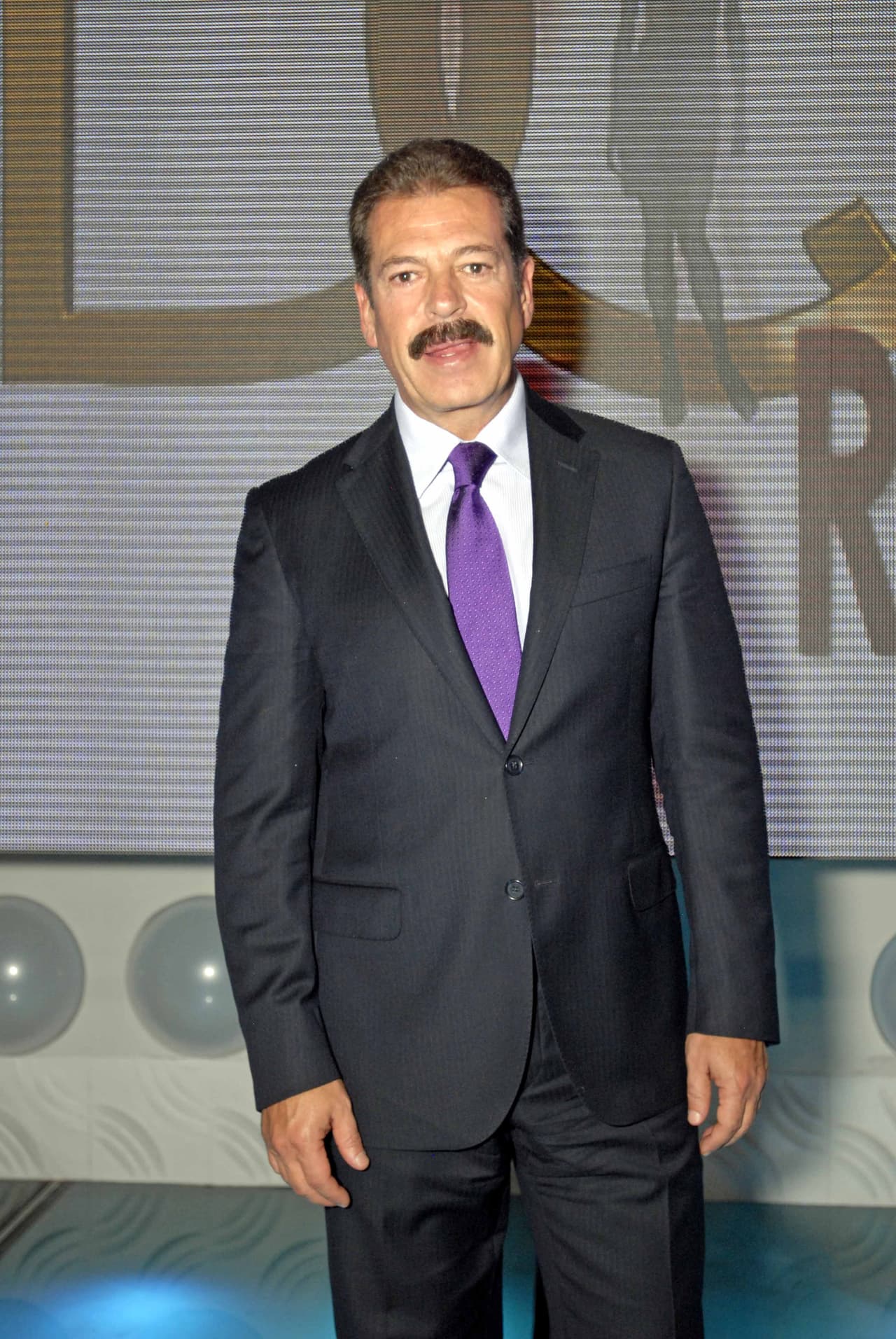 Uno de ellos es Sergio Goyri. Desde que lo conocemos, siempre ha lucido un sexy mostacho.