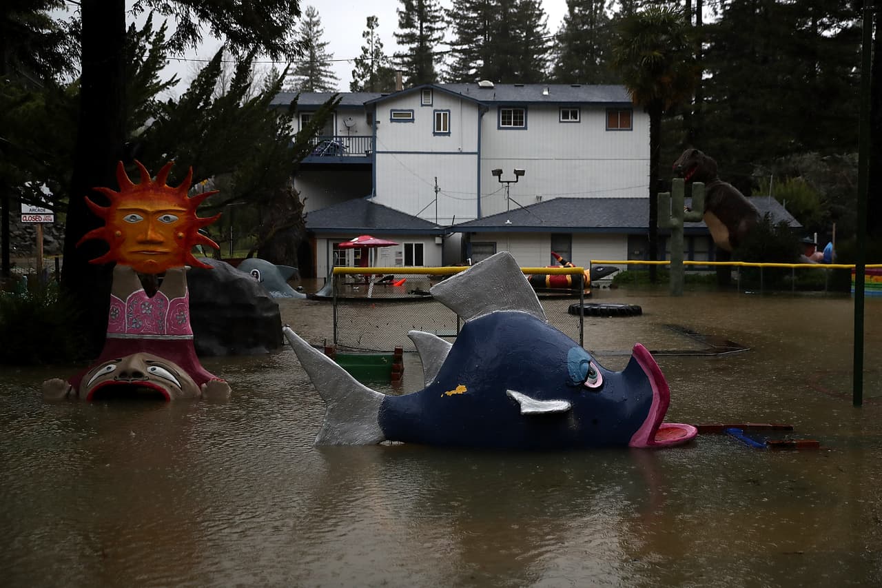Una nueva serie de tormentas está trayendo fuertes lluvias e inundaciones a varios poblados como Guerneville y Forestville en el norte de California unos días después de que la lluvia y las tormentas de nieve golpearon la región trayendo una gran cantidad de agua que beneficiaría a California, un estado severamente afectado por la sequía.