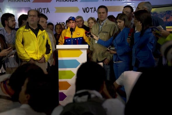 Pero la alegría se ahogó por momentos, mientras se confirmaban triunfos del chavismo en los demás estados, especialmente tras las derrotas en los estados Zulia (oeste), Carabobo (norte), Táchira (oeste) y Nueva Esparta (noreste).