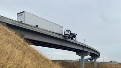 Según los bomberos de Salt Lake City Fire el incidente ocurrió en la dirección norte en ruta a la I-80 en dirección oeste. No se compartieron teorías sobre las causas que llevaron a tan aparatoso accidente.