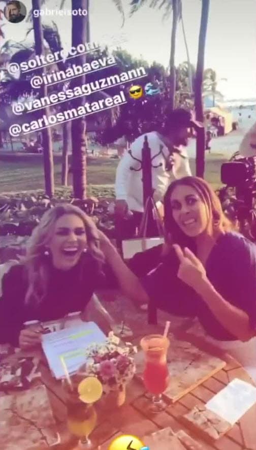 Con humor, el exesposo de Geraldine Bazán les pidió que se "
<b>jalaran los pelos</b>", por lo que ellas jugaron y lo obedecieron.
<br>