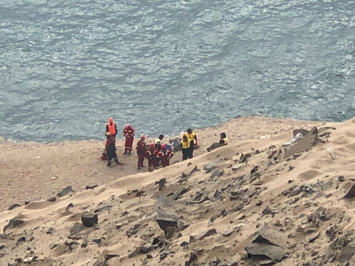 El suceso ocurrió a las 11:40 de la mañana de este 2 de enero en la carretera Panamericana Norte, a unos 45 kilómetros de Lima, la capital peruana, en una zona conocida como "La curva del diablo", que recorre un acantilado sobre el océano Pacífico.