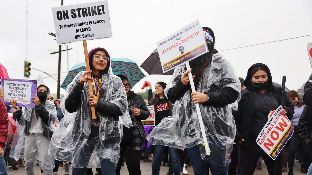 “Esperamos que sea justo el acuerdo”: trabajadores de LAUSD se manifiestan en el centro de Los Ángeles