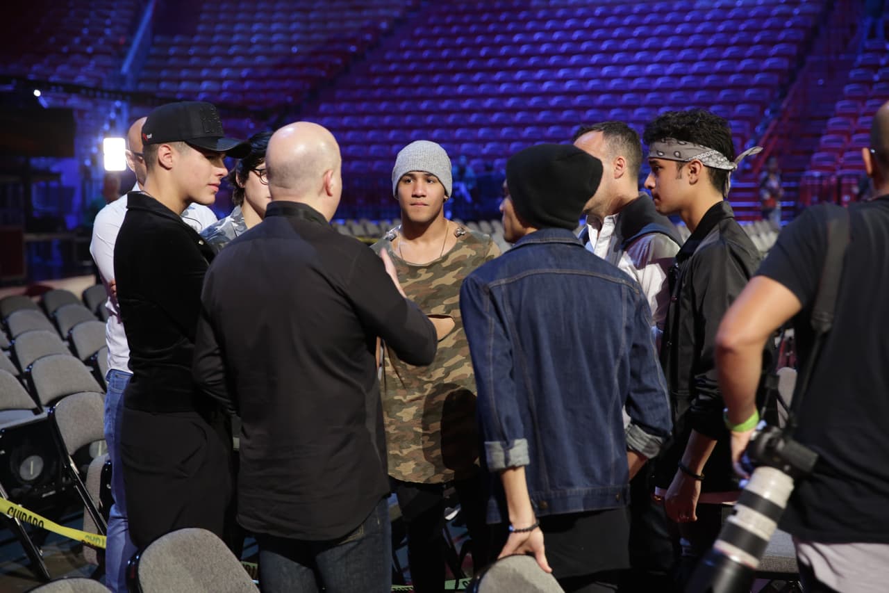 Desde el inicio de su ensayo, los chicos de
<b>CNCO</b> estuvieron atentos a las indicaciones.