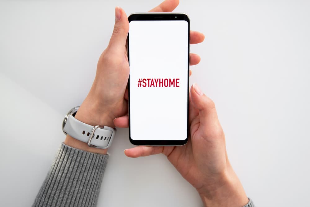 Recuerda ser prudente y seguir las medidas necesarias, de quedarte en casa si te es posible. Ya habrá otras ocasiones para festejar, y siempre pueden hacerlo vía virtual con teléfono o computadora.