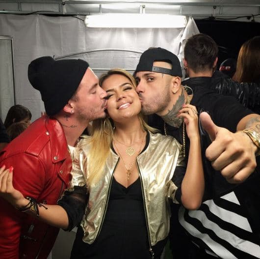 Karol G
<b> </b>debutó en 2012, con la canción '301' junto con el cantante Reykon, éxito que le permitió realizar conciertos en países como Aruba, Colombia, Ecuador y Estados Unidos.Obtuvo mayor reconocimiento en 2013, cuando lanzó la canción 'Amor de dos' junto con Nicky Jam y hasta la fecha está considerada entre las mejores cantantes femeninas del llamado género urbano.
