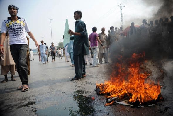 Pakistán amaneció conmocionado por la peor matanza cometida por los talibanes contra la comunidad cristiana, que costó la vida a más de ochenta personas y pone en jaque la estrategia de diálogo del Gobierno con los radicales. El último recuento ha elevado a 82 el número de fallecidos, que aún puede subir dado el estado crítico de varios de los más de 140 heridos ingresados en hospitales de la localidad noroccidental de Pesháwar, en una de cuyas iglesias se produjo la masacre. "No teníamos palabras ante el horror que teníamos delante", explicó hoy a Efe el director de la Liga Interconfesional de Pakistán (APIL), el cristiano Sayid Ishaq, quien visitó ayer junto a diversas autoridades regionales a las víctimas hospitalizadas. "No es solo un atentado contra nuestra minoría, sino también contra la humanidad de este país", dijo Ishaq, quien calificó la situación tras el ataque "como la peor sufrida hasta ahora por los cristianos paquistaníes".