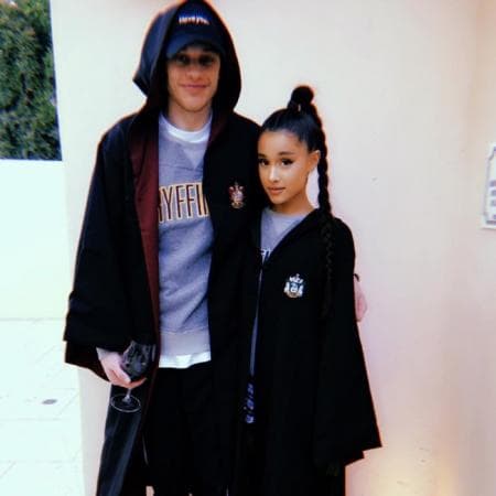 Apenas unos días después, la joven hizo público su romance con el comediante Pete Davidson, con quien se comprometió el 11 de junio, tan solo dos semanas después de darse a conocer su noviazgo.
<br>