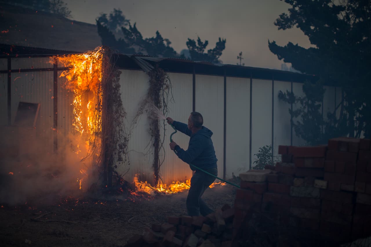 "¡Díos mío! ¡No hay nada! ¡Nada!": relatos de hispanos que lo han perdido todo en los incendios