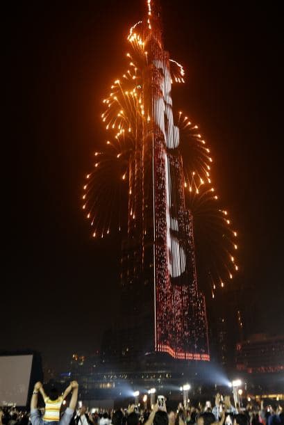 Presentaron la pantalla de video más grande del mundo. La pantalla colgó de la fachada del edificio más alto del mundo, el Burj Khalifa, en la que se pudo observar el conteo regresivo para la llegada del año nuevo.