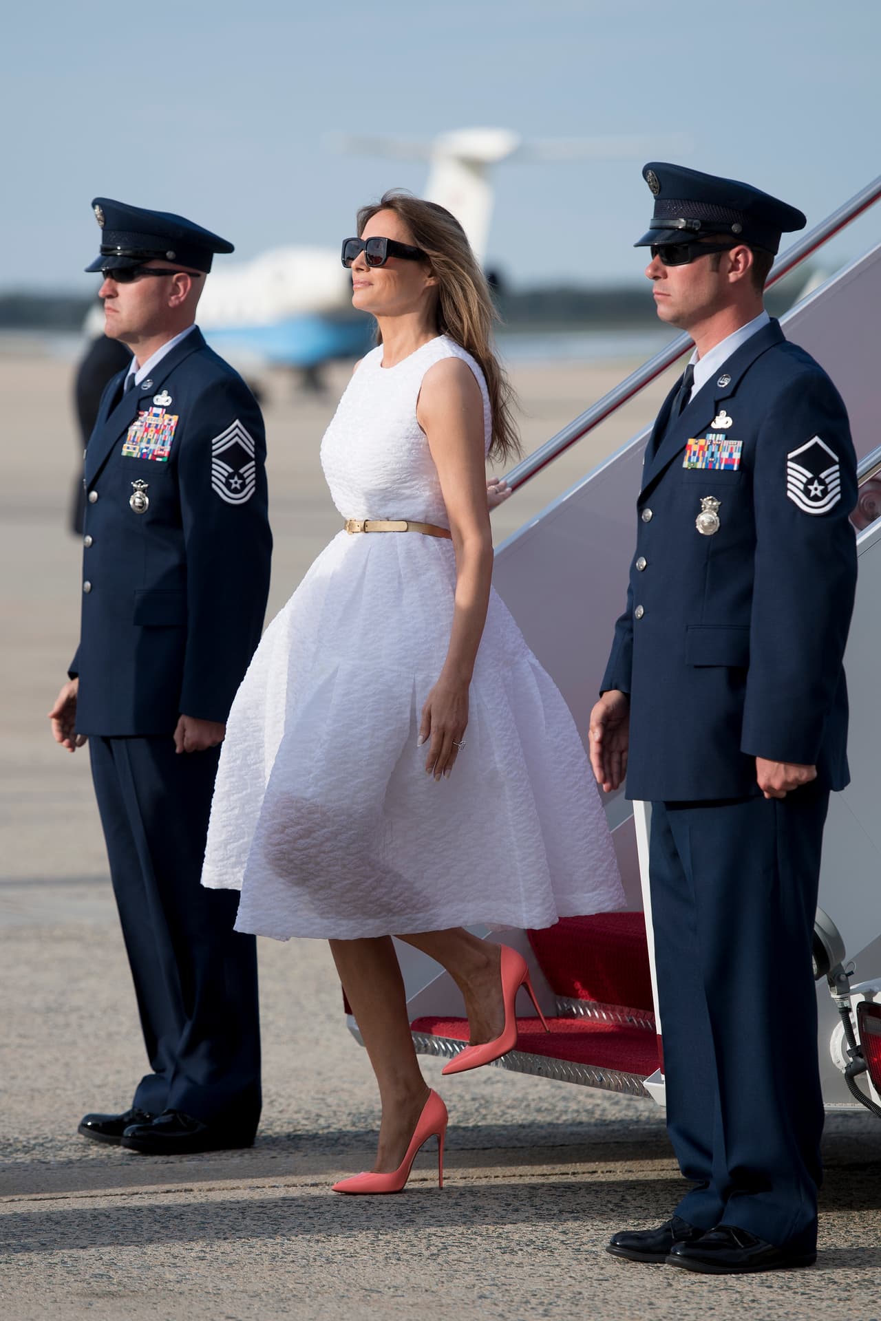<b>Look total: $2,835</b>
<br>
<br>
<b>Abril 16: </b> Ante la renuencia de Melania Trump a mudarse a la Casa Blanca, la residencia de Mar-a-Lago se ha convertido durante estos 100 días en el escenario privilegiado para ver a la primera dama. Si Michelle Obama eligió sus aterrizajes en el Air Force One como una manera de darle espaldarazos a jovenes diseñadores estadounidenses, Melania Trump, por el contrario, parece reafirmar cada vez más su devoción por el diseño de lujo europeo.