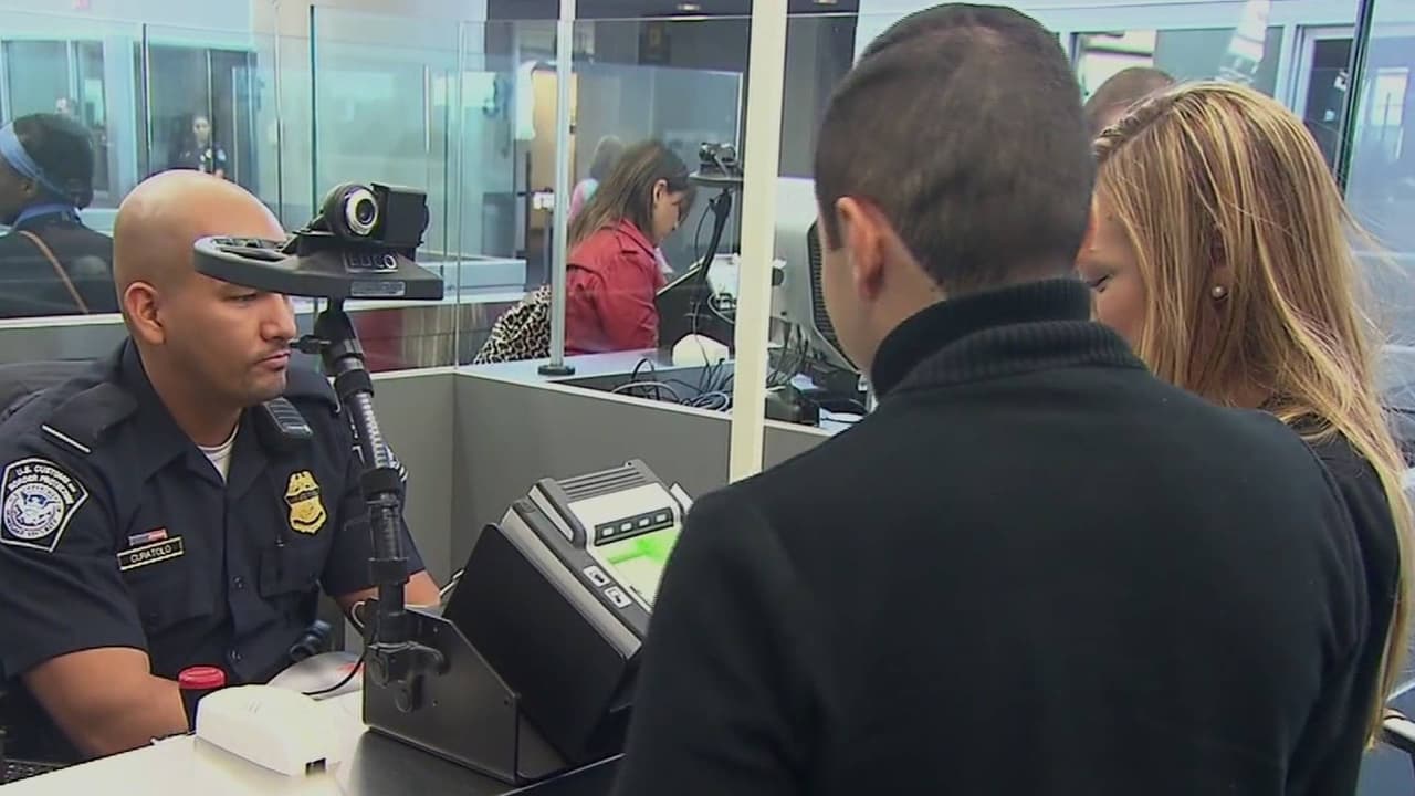 ¿Es buena idea salir de EEUU con 'Green Card'? Un abogado nos explica los riesgos