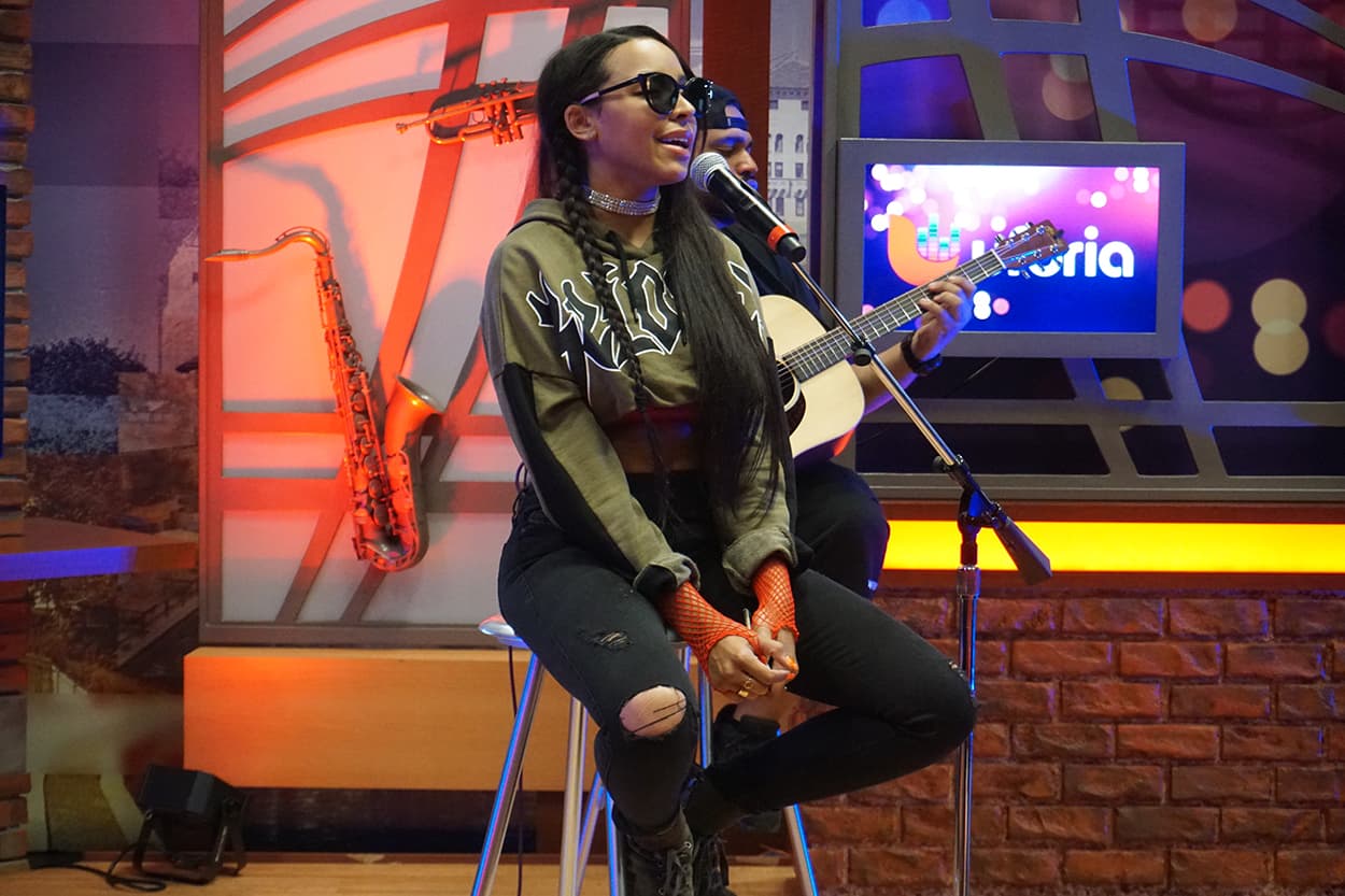 Tinashe stops by the Uforia Lounge for a quick acoustic session and a meet and greet.