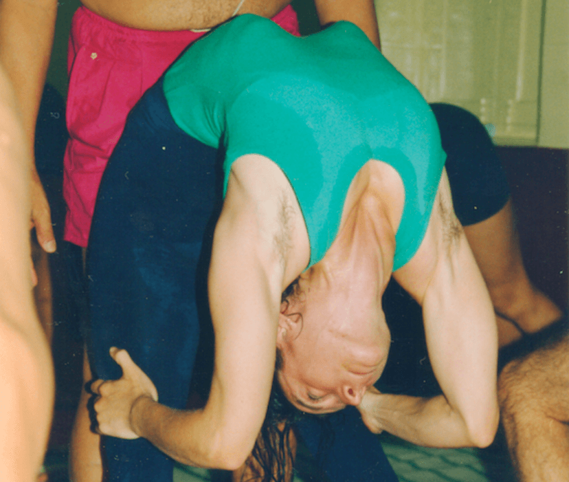 Con la publicación de estas imágenes Karen Rain busca hacer una llamada de atención sobre la impunidad de afamados gurús como Patthabi Jois (en la foto, con Rain).