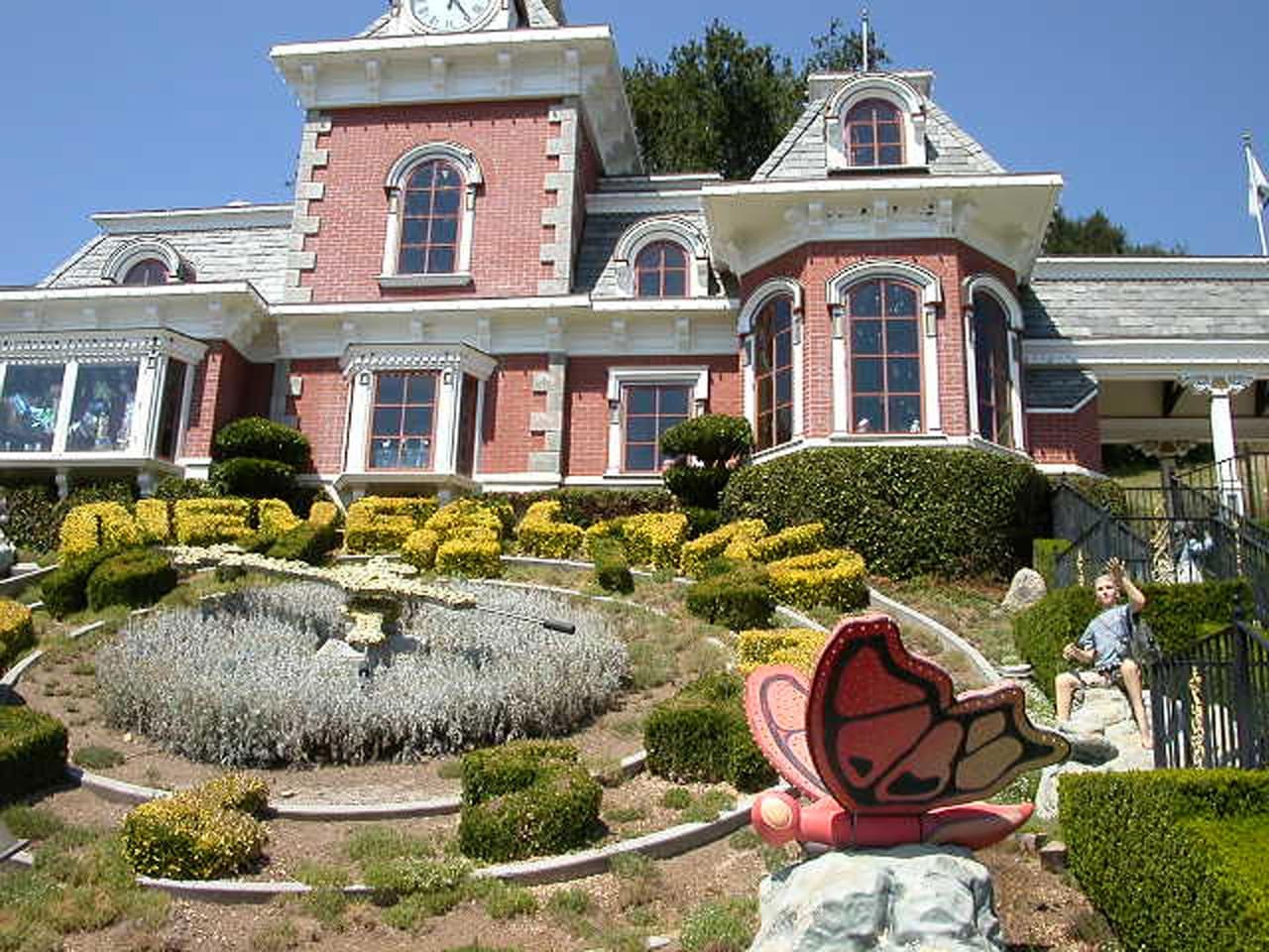 En medio de todo lo que acontece con los hijos de Jackson, también se supo que se está buscando un comprador para el Rancho Neverland, el lugar en el que Jackson vivió sus últimos años.