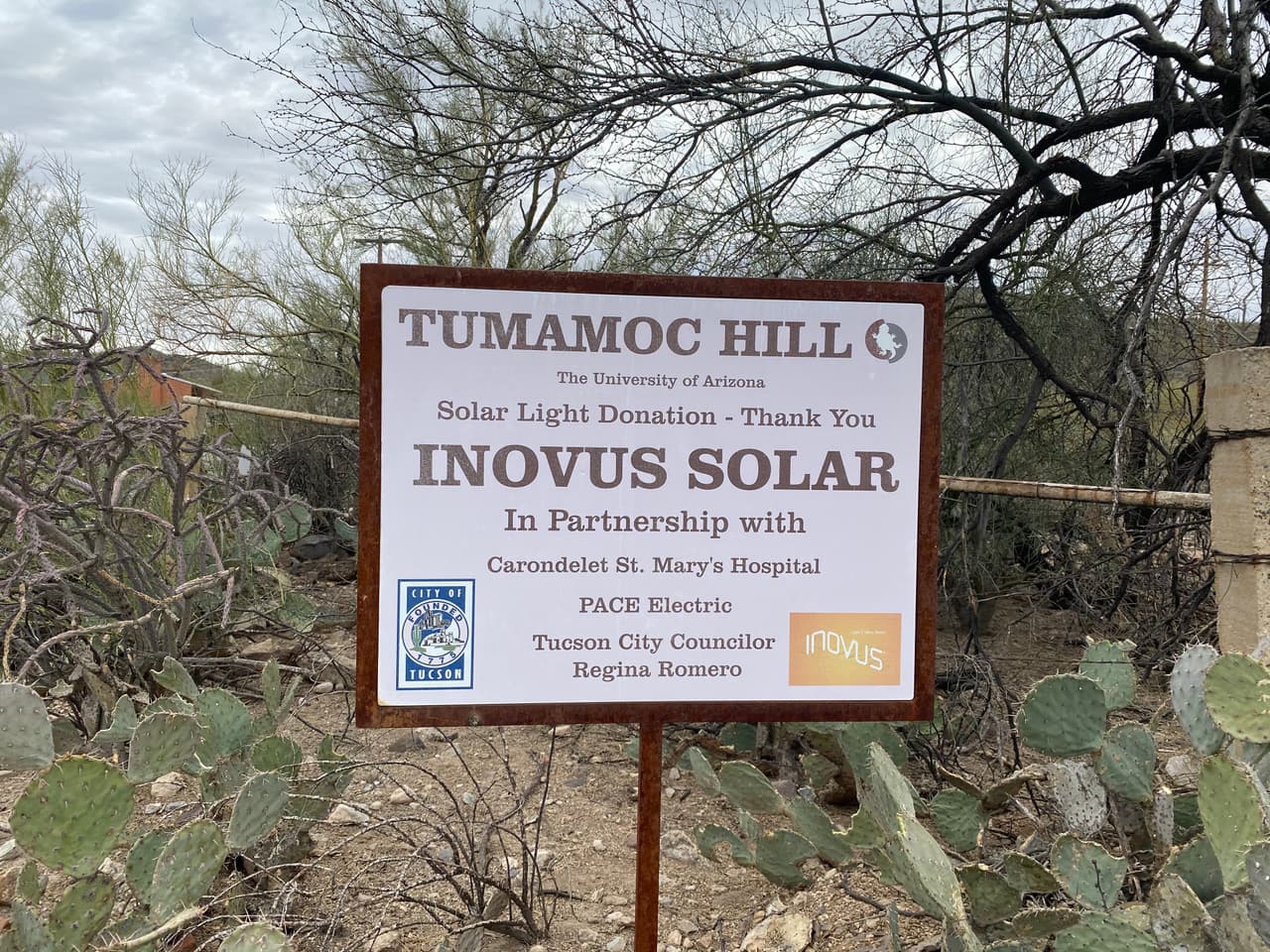 En el lugar están los transmisores de radio, televisión y seguridad pública. La reserva ecológica de 860 acres y el Monumento Histórico Nacional de EEUU fue establecido por la Institución Carnegie en 1903. Tumamoc Hill es el hogar del Laboratorio del Desierto de la Universidad de Arizona y uno de los sitios culturales más importantes de la región.