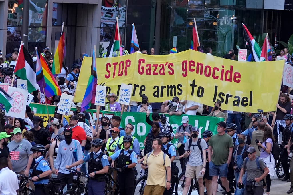 La convención comenzó con una marcha por los derechos reproductivos en Michigan Avenue, destacando la preocupación por el impacto internacional de los gastos en armamento.