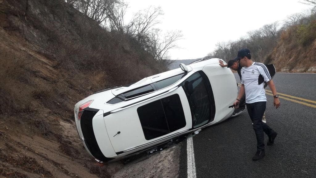 El pasado lunes 26 de junio en la tarde 
<b>Luis Alfonso Partida “El Yaki”</b>, sufrió un aparatoso volcamiento al perder el control de su Nissan X-Trail (Rogue en EEUU) en la carretera libre Culiacán – Mazatlán. Afortunadamente ni El Yaki, a quién vemos en la imagen revisando el daño sufrido por su crossover, ni sus acompañantes sufrieron lesiones de gravedad. En este caso la única víctima fue el vehículo