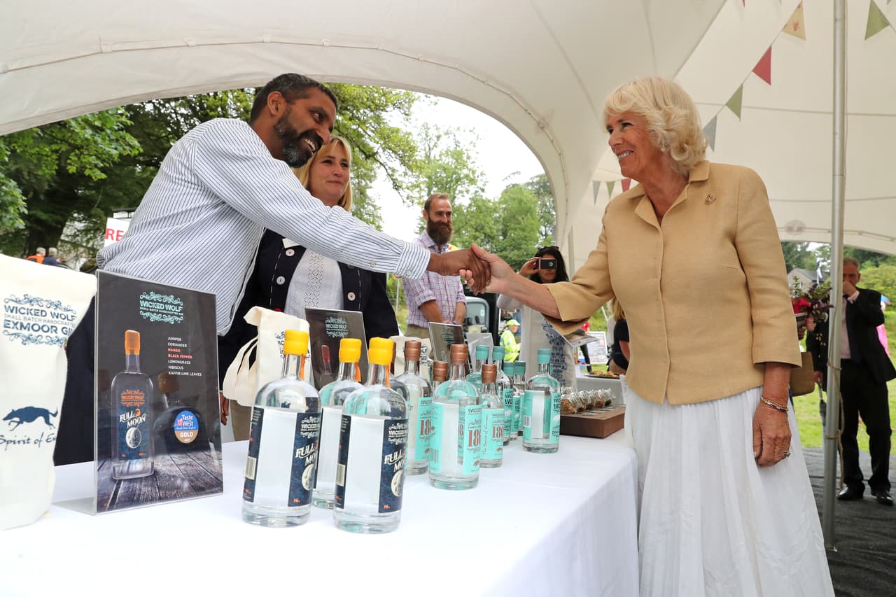 Antes de partir, Camilla Parker recibió información sobre algunas de las bebidas y otros productos de la zona que fueron exhibidos en el evento.