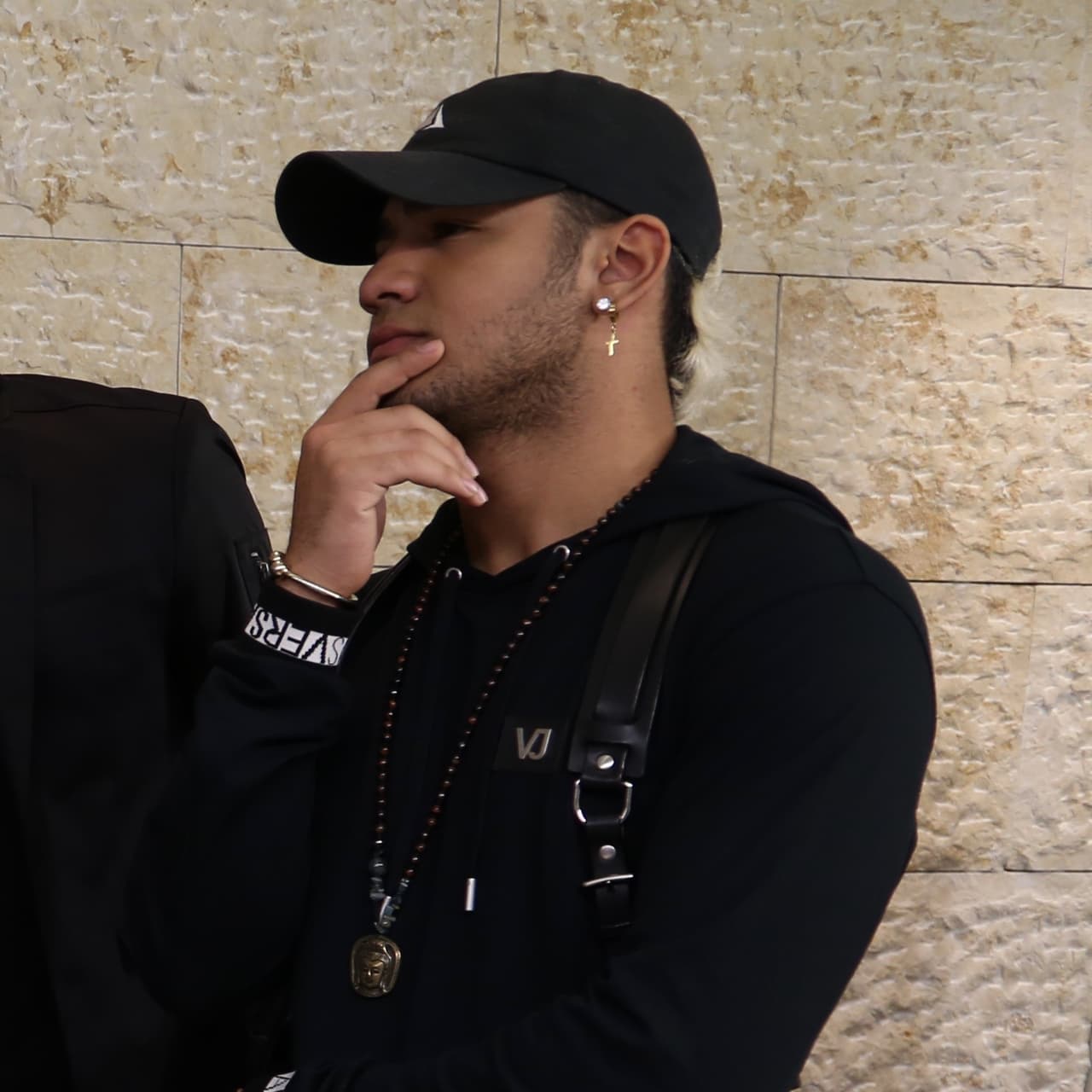 El joven cantante también es amante de los aretes; este en forma de cruz es uno de sus favoritos.