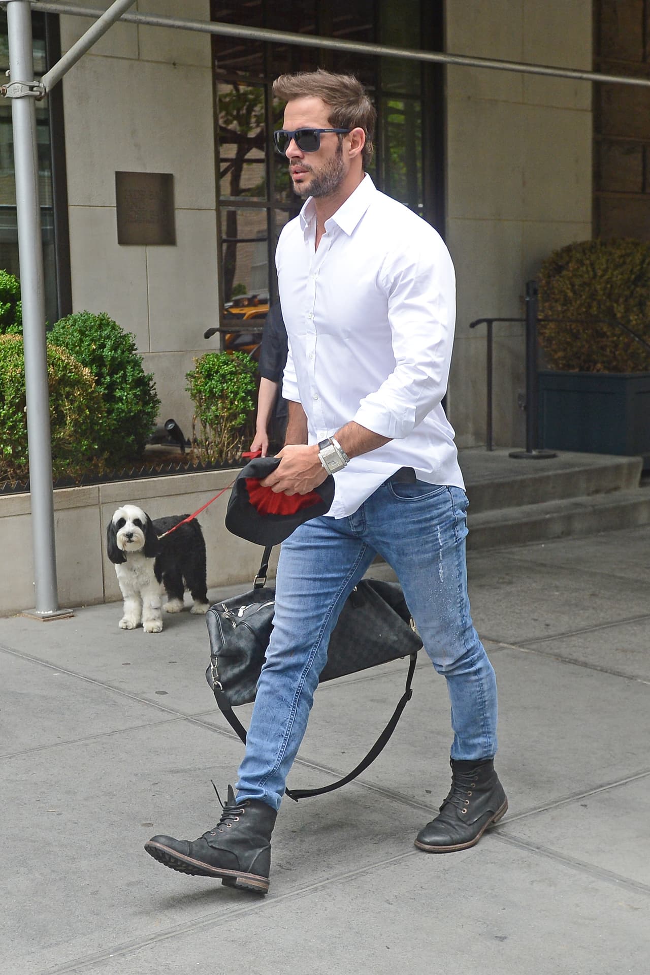Dominando el estilo urbano William Levy se sacó un diez, camisa blanca, jeans y botas. Para finalizar los accesorios muy ad hoc para este fresco verano.