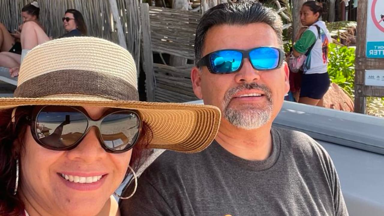 Maricela Caballero y Gabriel Núñez posan juntos, en un viaje a México.