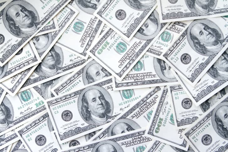 <b>Dinero y fortuna -</b>
<br>Continúa haciendo las cosas como las has venido haciendo y no te preocupes por los comentarios ajenos a tus asuntos económicos.