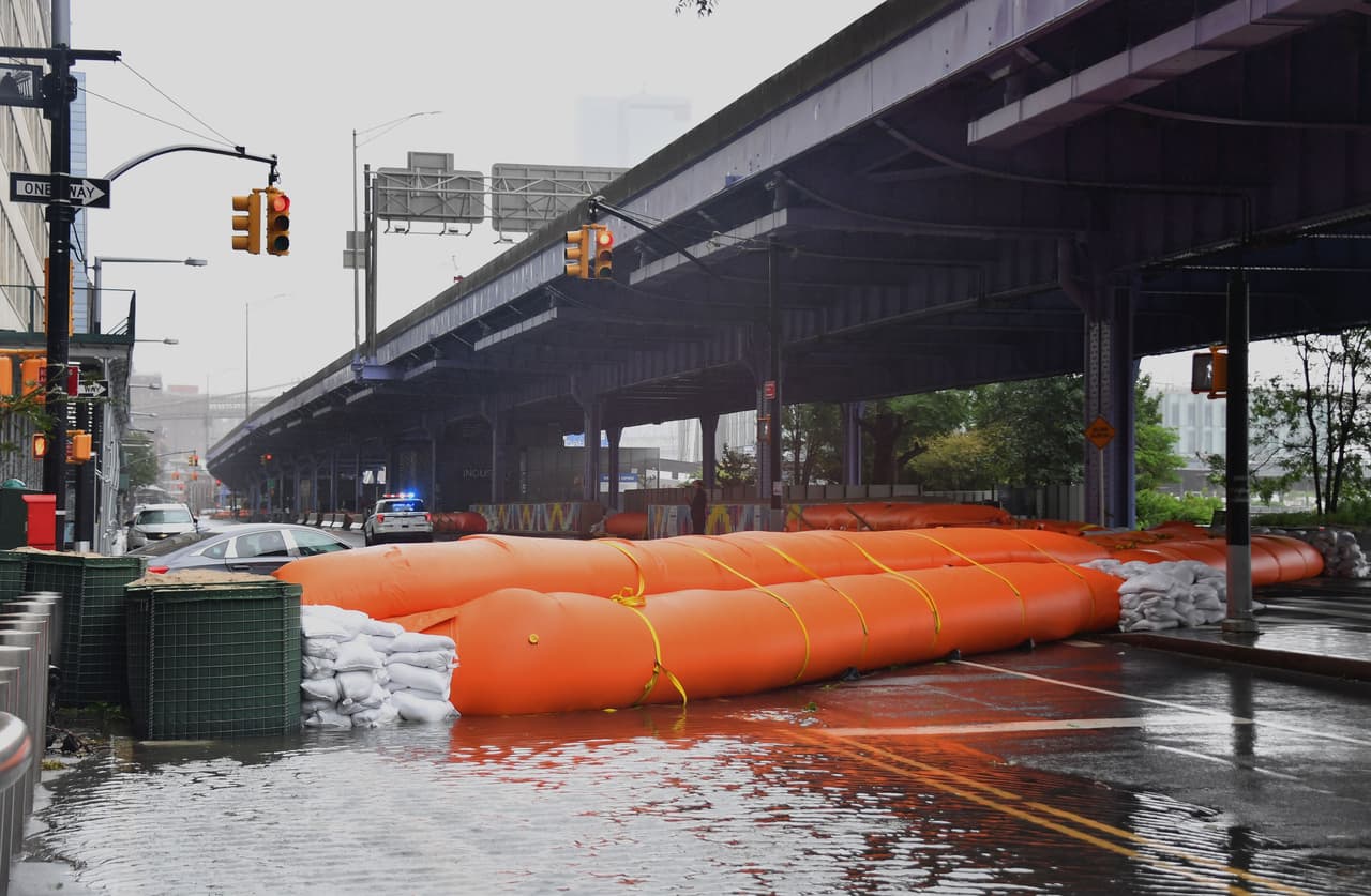 <b>Nueva York</b>.
<br>
<br>La Gran Manzana es vulnerable a los huracanes más frecuentes y al aumento de las precipitaciones causados por el aumento de la temperatura terrestre, pero el aumento del nivel del mar podría afectarla severamente.
<br>
<br>El estado de Nueva York proyectó que el nivel del mar podría aumentar hasta 75 pulgadas para 2100 
<a href="https://www.dec.ny.gov/regulations/103889.html"><u>en la región del Bajo Hudson</u></a>, lo que tendría un gran impacto en las propiedades.
<br>
<br>
<a href="https://www.univision.com/noticias/medio-ambiente/huracanes-cada-vez-mas-frecuentes-mas-intensos-y-mas-destructivos"><u>Vea aquí los gráficos de 118 años de huracanes, cada vez son más frecuentes, más intensos y más destructivos</u></a>
<br>