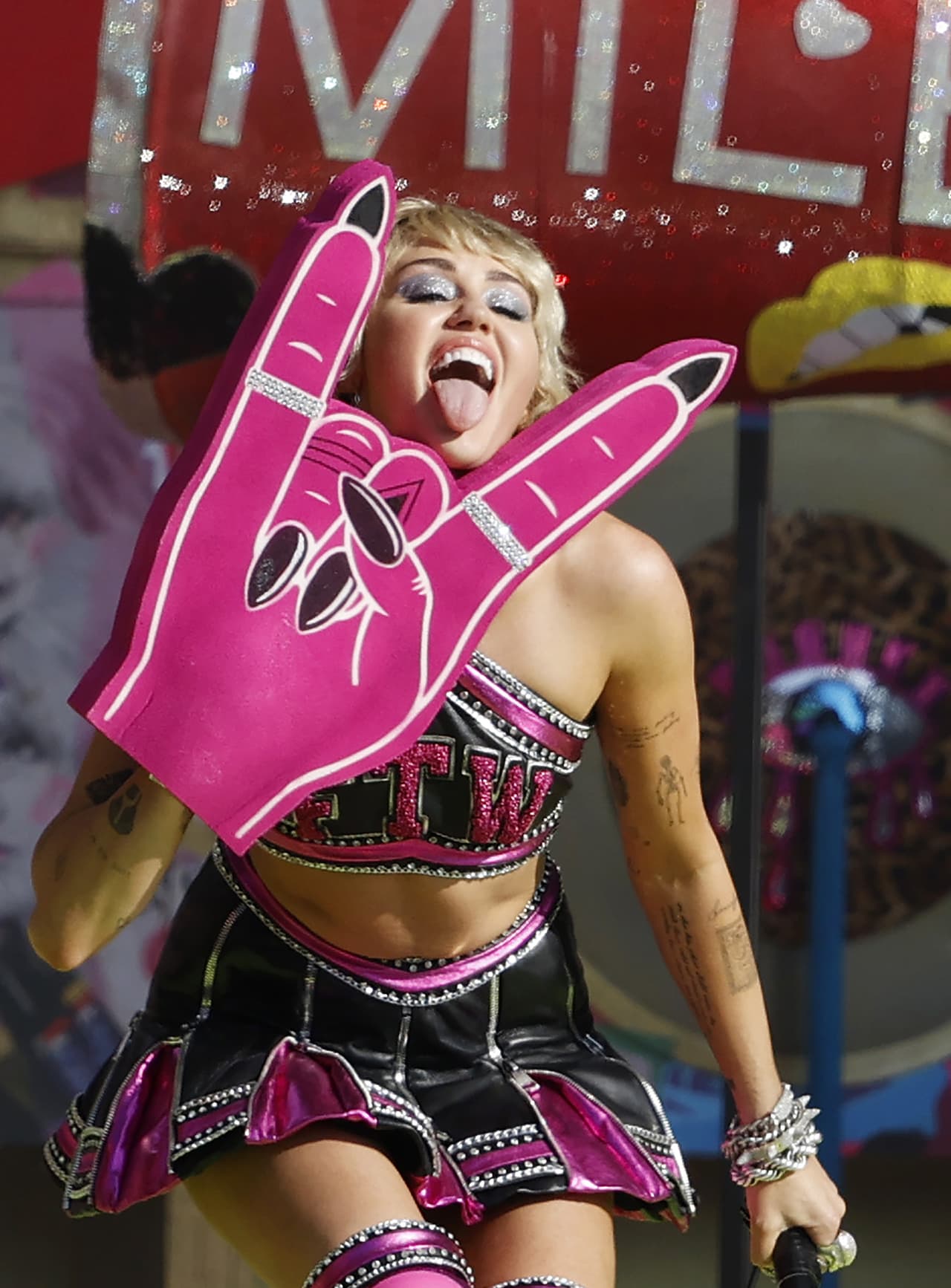 Miley Cyrus ofreció el concierto como parte del Tik Tok Tailgate, previo al comienzo del Super Bowl LV. Su actuación fue dedicada a empleados de salud ya vacunados contra el covid-19 y que trabajan salvando a contagiados con el virus.